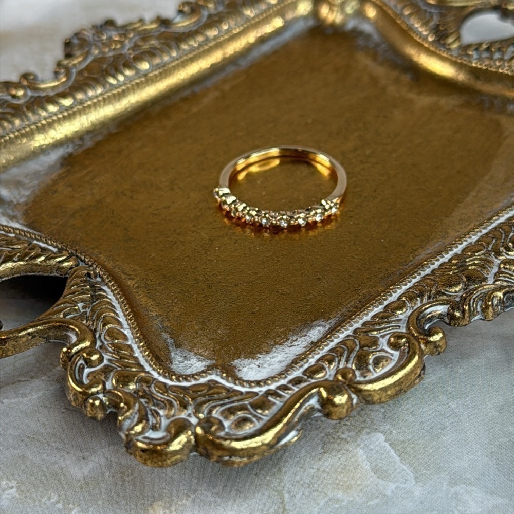 Elegant Gold and Brilliants Women's Ring